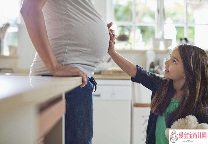 孕期宝宝踢肚子什么感觉 怀孕胎儿踢肚子代表什么