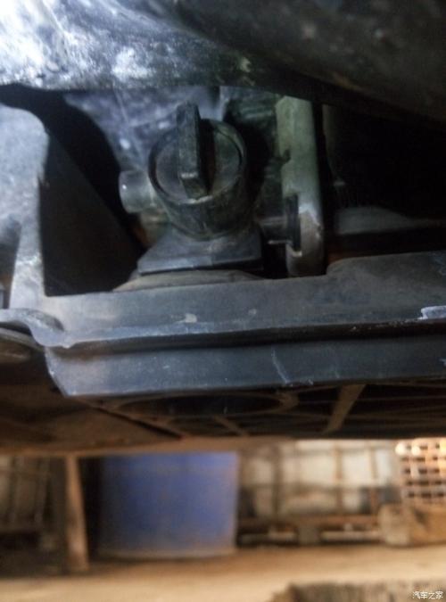 1.8t水箱放水阀在哪里