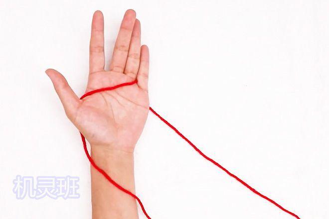 游戏所需的材料只有一根绳子,随时随地都可以玩,而且翻绳的花样很多