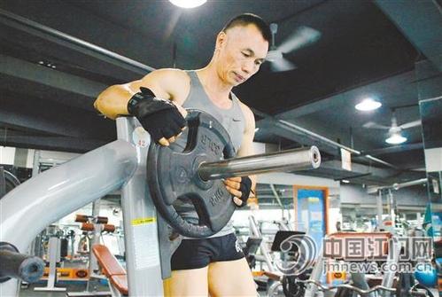 看上去50岁左右的冯新德实际上已经60岁了,这和他长期坚持健身有关.