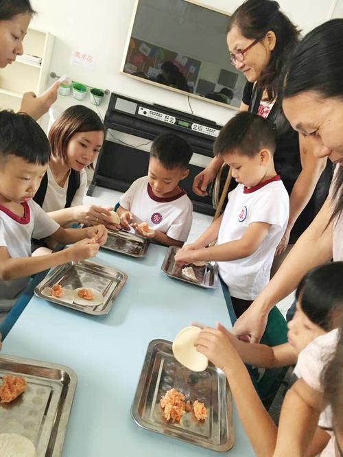 重阳节之最美正能量!开平一幼儿园教包饺子孝老人