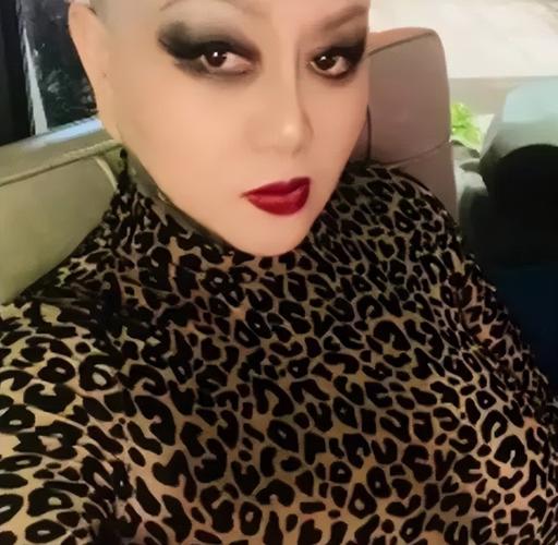 图丨奇异妆容让男友无法忍受冯萍的男友也曾希望冯萍