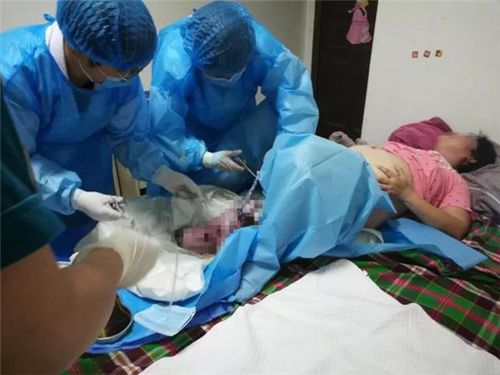 暖!孕妇凌晨家中生娃 郑州医生跪地为其接生