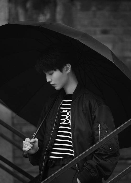 王俊凯最新写真释出 反派氛围感大片