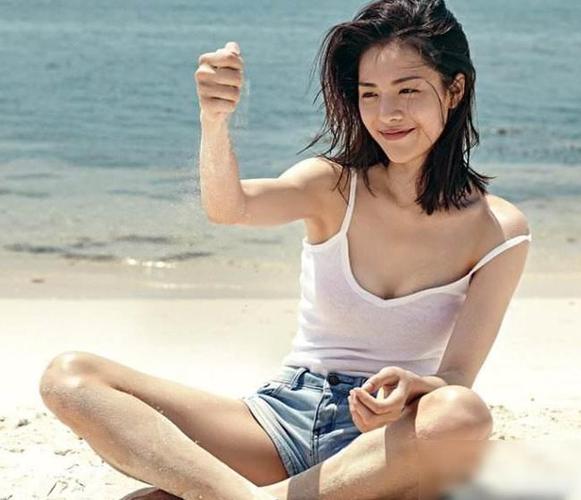 钟楚曦晒男友视角美照,盘中菜肴引热议,网友:李现有眼光