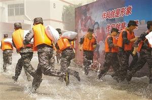 抢险人员迅速运送沙袋,防止积水"入侵"工业园区.