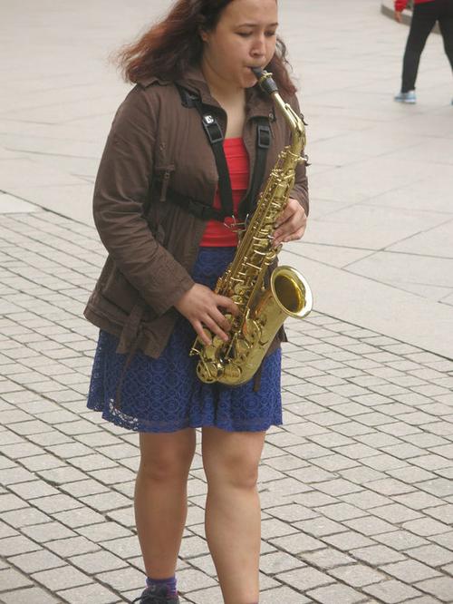 俄罗斯民间女演奏家演奏萨克斯