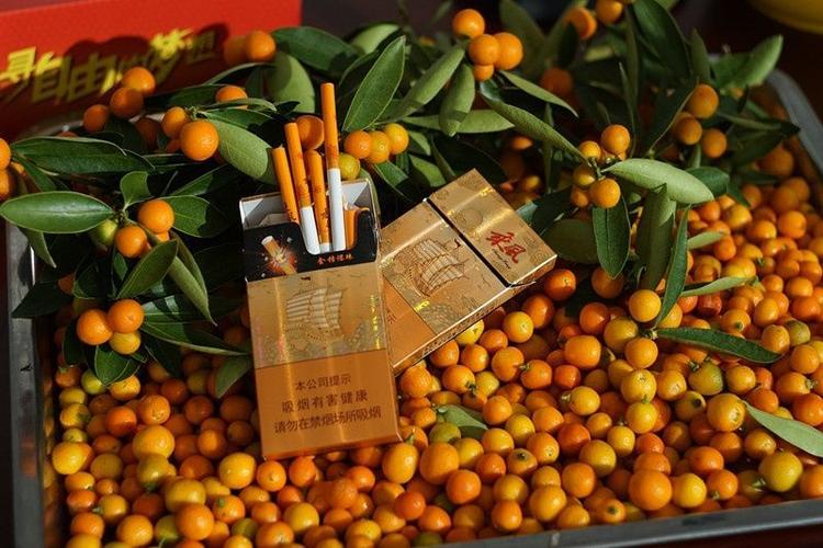 一支烟与一粒金桔的甜蜜碰撞