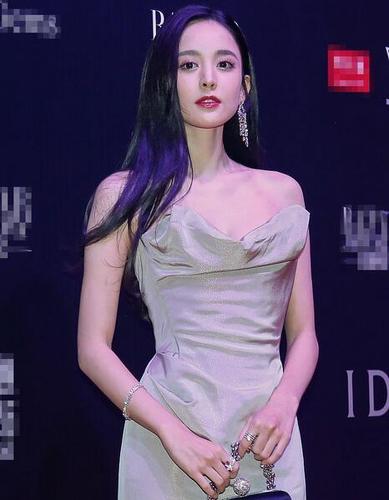 古力娜扎抹胸礼服出席活动 网友: 总有一个地方是黑的