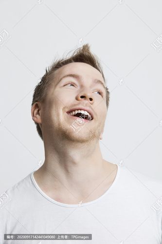 微笑的年轻人的肖像