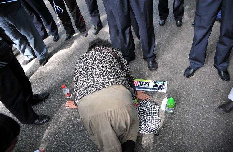 图文现场一名妇女跪在地上