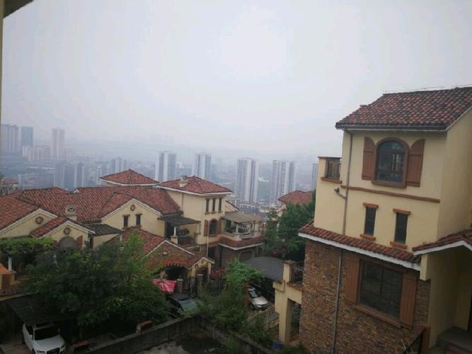 巴南区蓝光十里蓝山5房240万