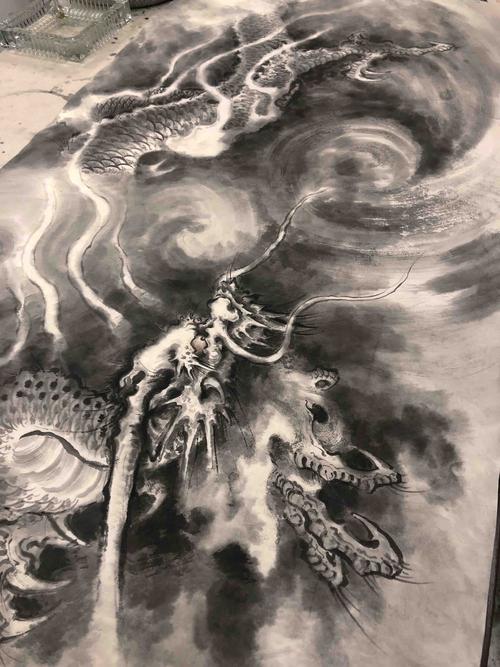 由龙作品;四尺整张的横幅墨龙创作花絮记录.由龍,宿州人.