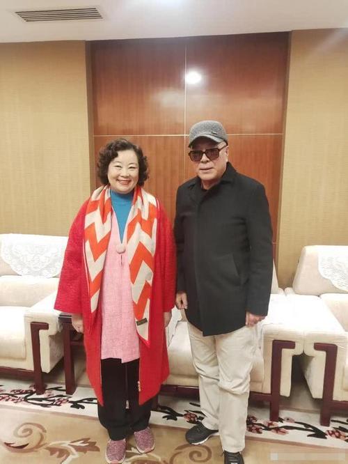 方青卓胖的自然,穿中式外套优雅大气,65岁这老年人状态真实
