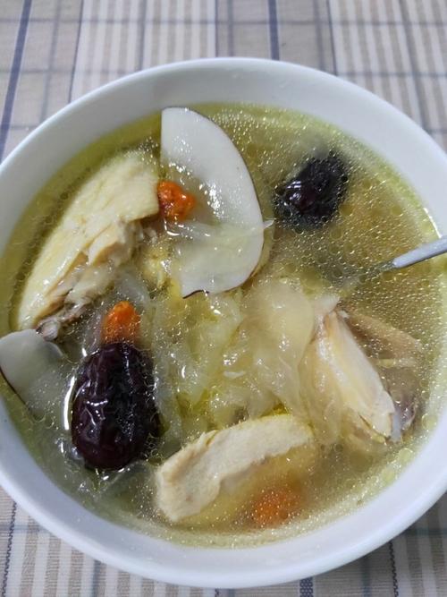  p>此款汤水具有清热生津,益肺降火,清燥润肺,除烦醒酒之功效.