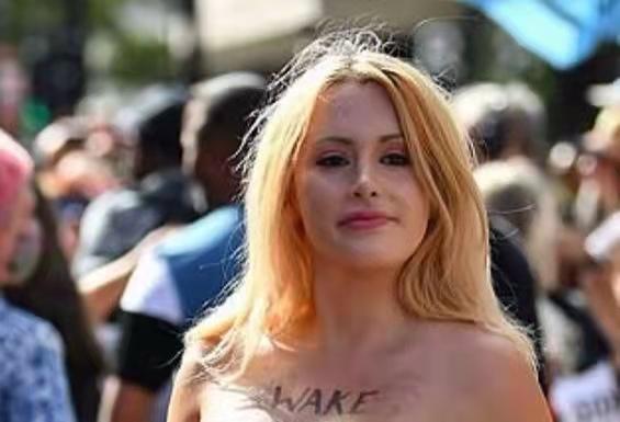 英国美女赤裸上身走上街头,为抗疫活动添"活力",称男友很支持