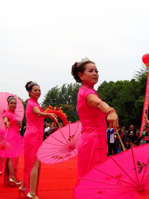 展示女性婉转风采,湖北当阳关陵庙会上演精彩旗袍秀