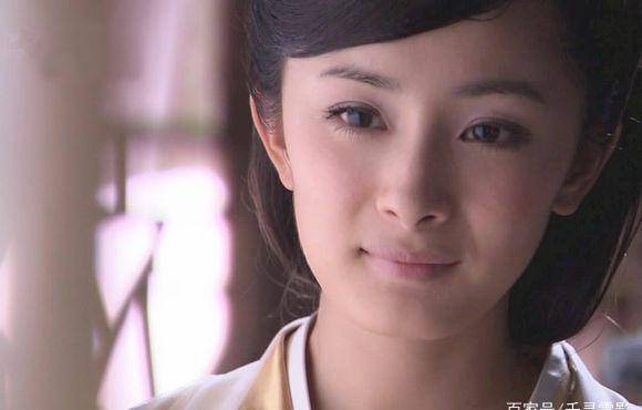 很少见杨幂饰演这样的角色,虽是青楼女子,可扮相却宛若大家闺秀般端庄