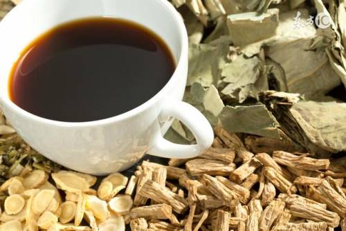 黄芪,桂枝,全荆芥,关防风,炒苍术,黄柏,广藿香,姜厚朴,白鲜皮,大黄,炒