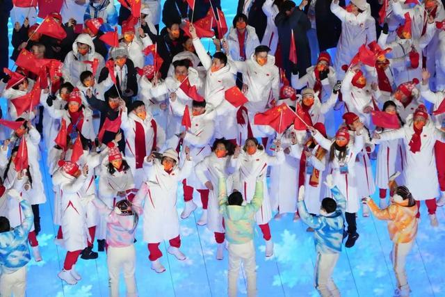 雪花花灯点亮场地上的冬奥会徽在斑斓炫丽的色彩中北京2022年冬奥会闭