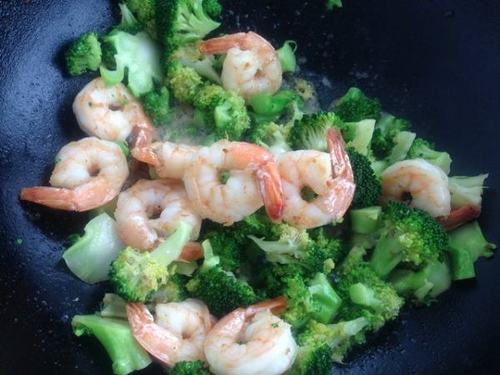 碧落石做的西兰花炒虾仁