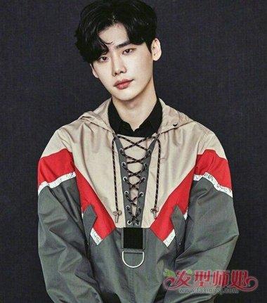 男生黑色偏分内扣烫 卷发发型