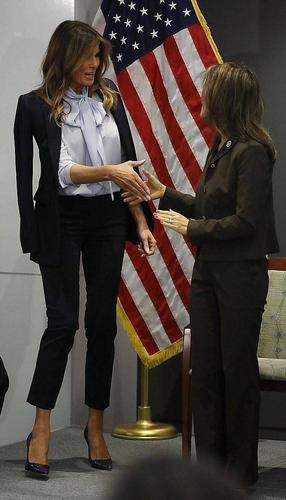 终于不是"冰山脸", 梅拉尼娅2万多裤装真是美,川普眼光确实好