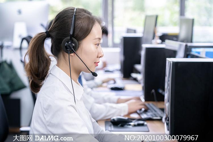正在工作的客服代表高清摄影图片_大图网图片素材