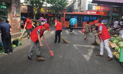 市纤检局党员打扫街道马路