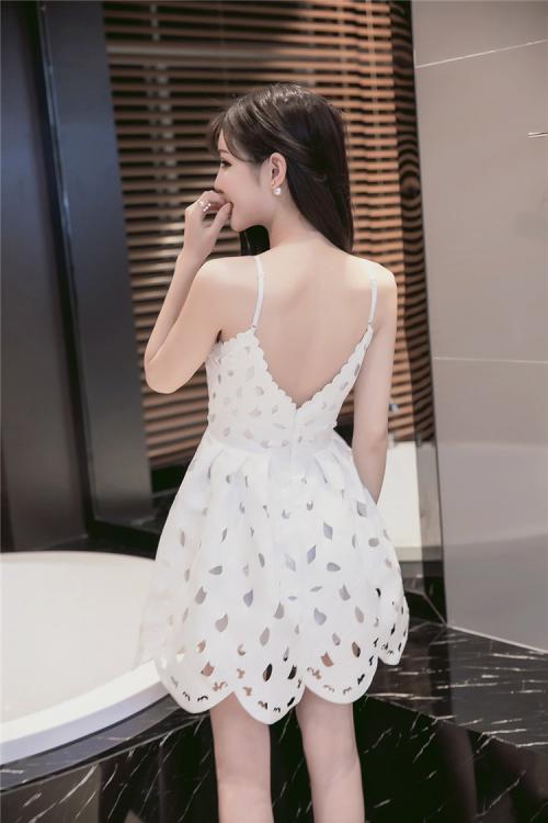 美女暴露蕾丝连衣裙 美女连衣裙