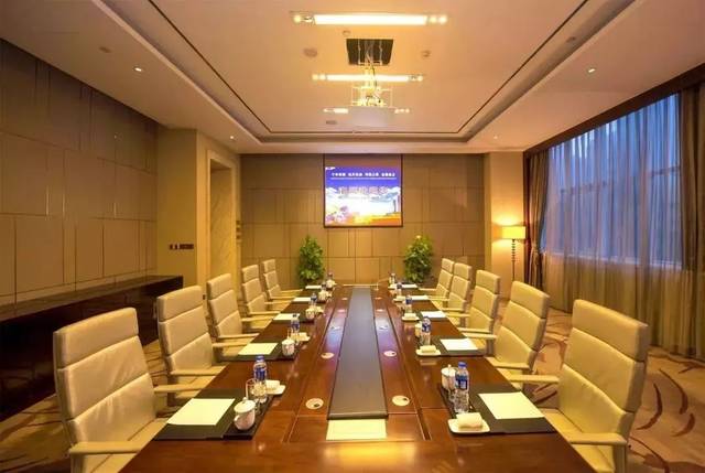 令宾客的宴会大放异彩 豪华的宴会包房 精致的餐桌摆台及精美的菜品