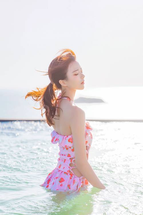 粉红比基尼女神坐享阳光泳池,清新笑容,甜美气质惊艳众人!