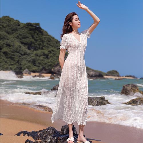 沙滩裙2020新款法式浪漫复古白色蕾丝泡泡袖连衣裙度假长裙两件套
