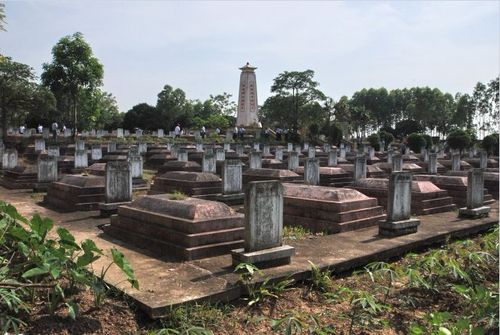 陶美陵园长眠着中国援越抗美烈士217名( 其中1支队烈士77名); (安葬在