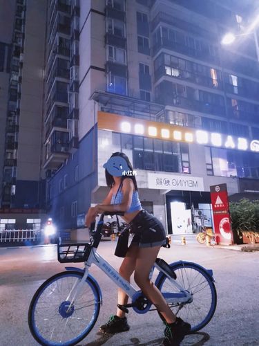 夜晚路灯下自行车拍照辣妹姿势自拍_自行车_摄影_辣妹
