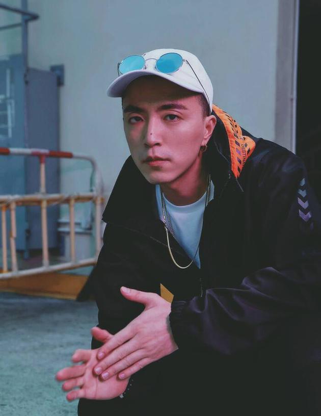 知名嘻哈歌手jony j今年初因在《青春有你2》担任导师,又萌又暖的