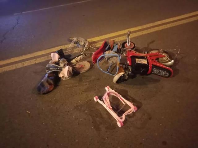 昨晚红日路一起车祸,电动车断成两截