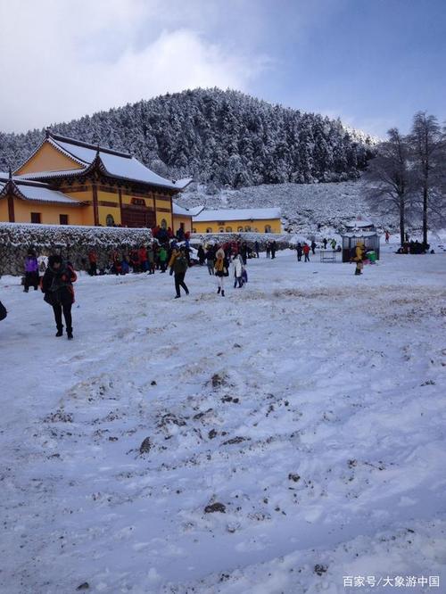 山上的雪景越来越美