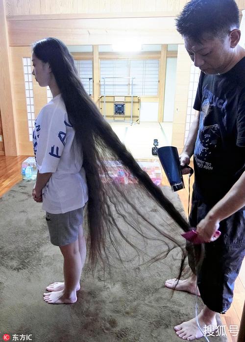 18岁女生头发长155.5厘米破世界纪录:出生后从未剪过