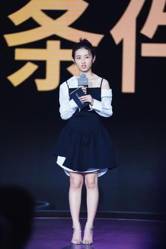 张子枫黑白短裙现身活动,丸子头萝莉少女感十足,小粗腿实力抢镜