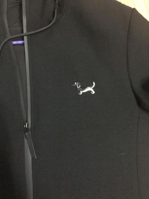 一个小狗衣服标志叫什么!