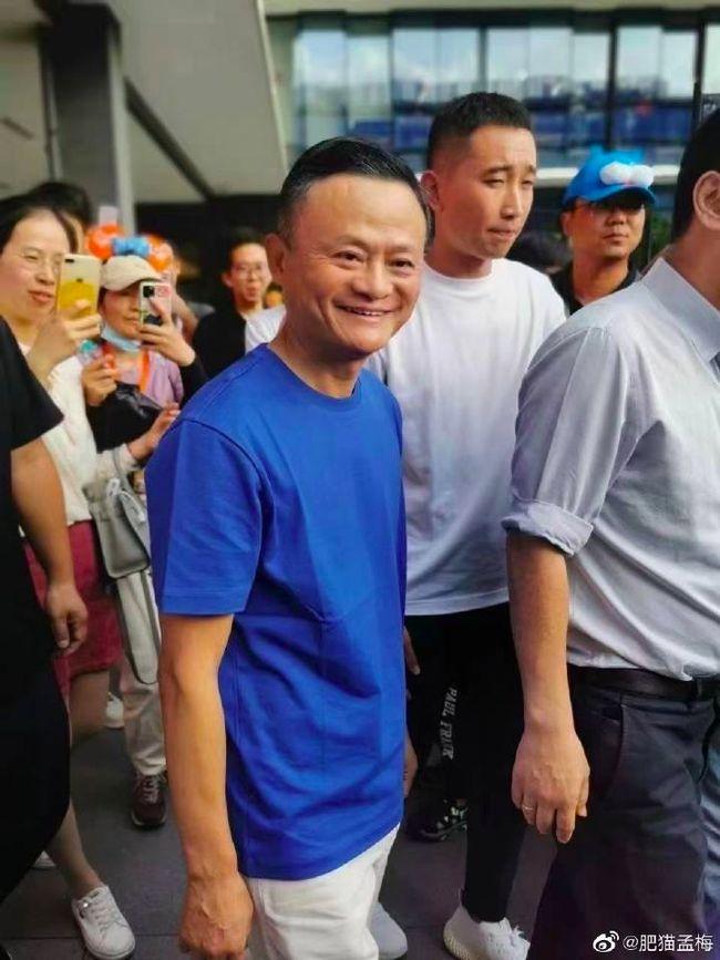 久未露面的马云现身杭州阿里总部图