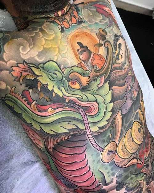 新传统后背龙纹身图案