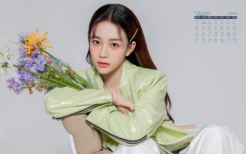 2021年2月文艺美女浅绿色外套时尚写真日历,月历壁纸
