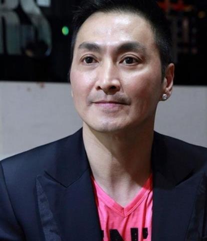 展昭何家劲近照曝光工地开挖掘机60岁一身肌肉仍单身