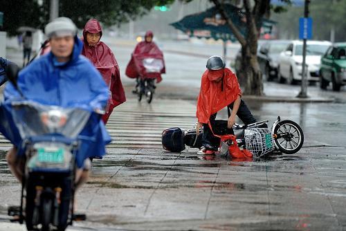 8月31日,一名福州市民在雨中不慎滑倒.新华社记者 张国俊 摄