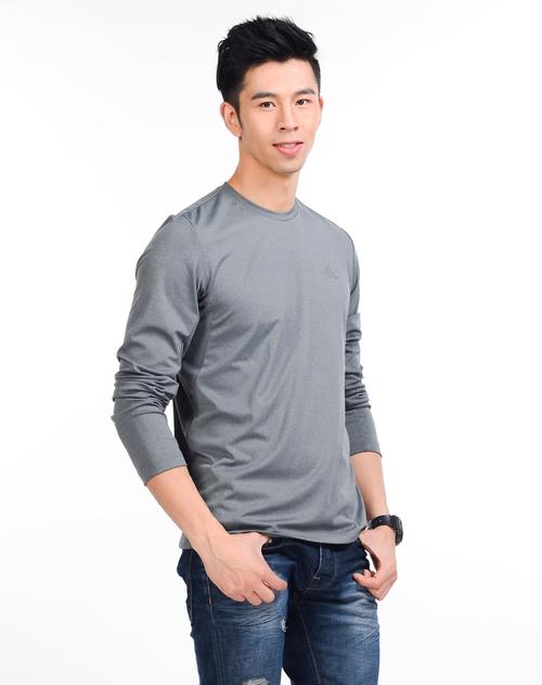 男子深灰色长袖t恤