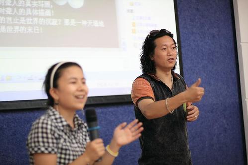 哑吧灯饰(中国)连锁有限公司董事长包坚信,以富有激情的手语讲述他在