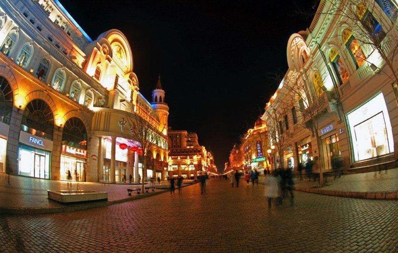 哈尔滨市很繁盛的一条商业步行街,北起江畔的防洪纪念塔,南接新阳广场