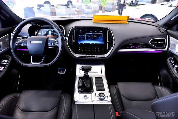 内饰与捷途x70基本一致,对称式的中控台设计,带有变换颜色的氛围灯